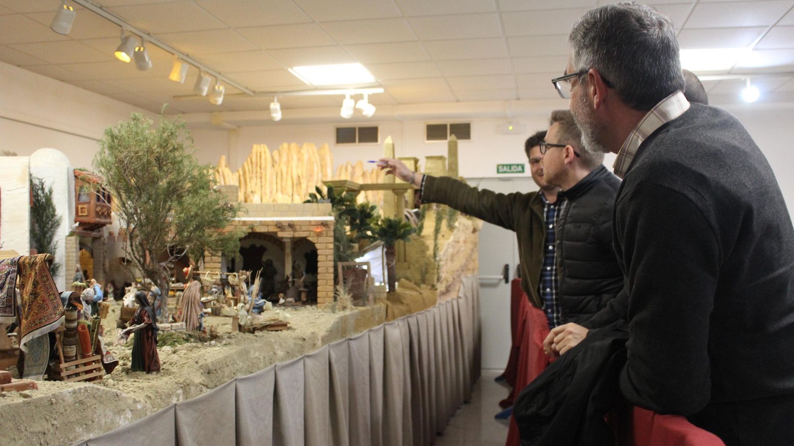 Antonio de Haro muestra su gigantesco belén.