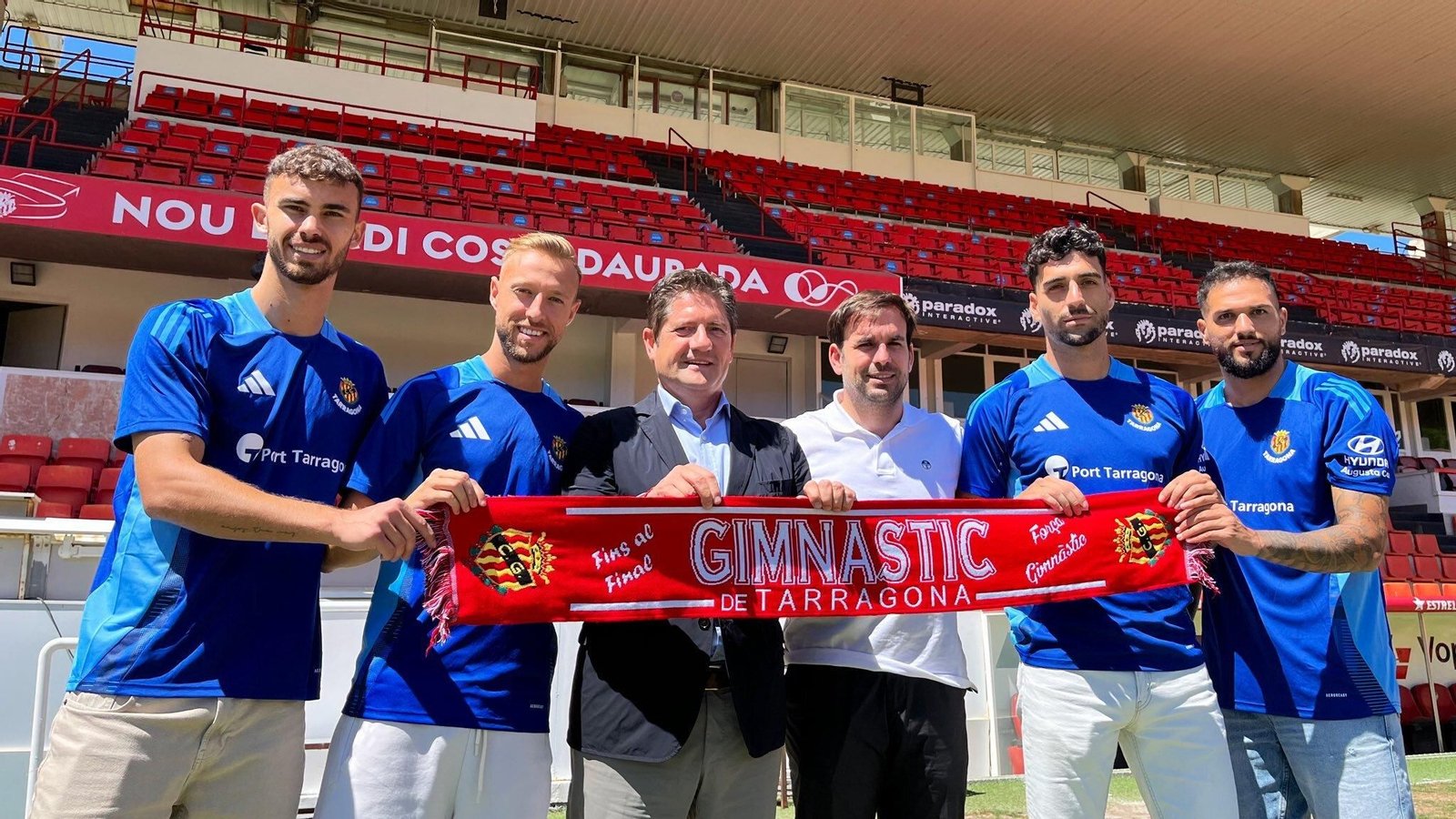 Antoñín posa con el resto de fichajes del Nàstic y el presidente y director deportivo del club Antoñín posa con el resto de fichajes del Nàstic y el presidente y director deportivo del club