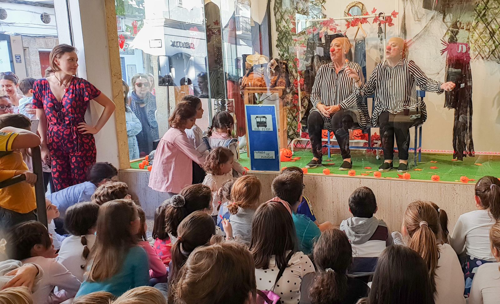 Niños presenciando una de las piezas teatrales en el establecimiento ‘Tu Talla’, en la calle La Plaza.