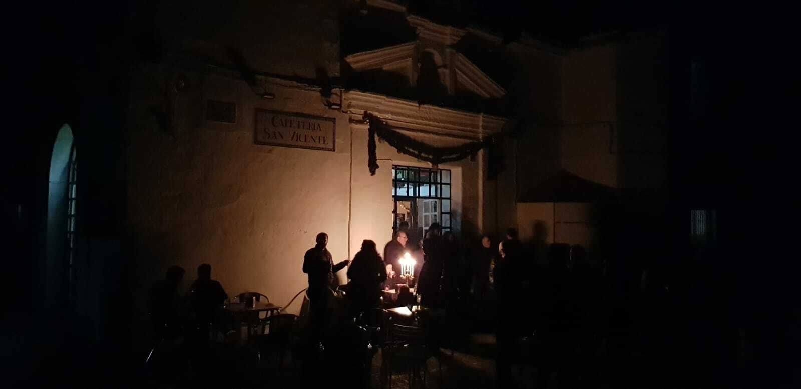 Una imagen de Guadalcanal, con vecinos alumbrándose con un candelabro, durante el apagón de la noche de Reyes.