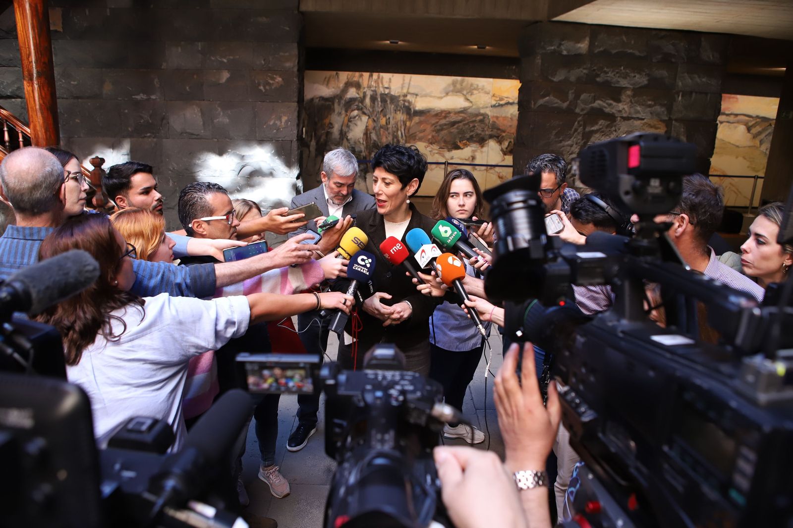 Elma Saiz dice que cumplirá el cambio legal para que sea obligatorio acoger a menores migrantes