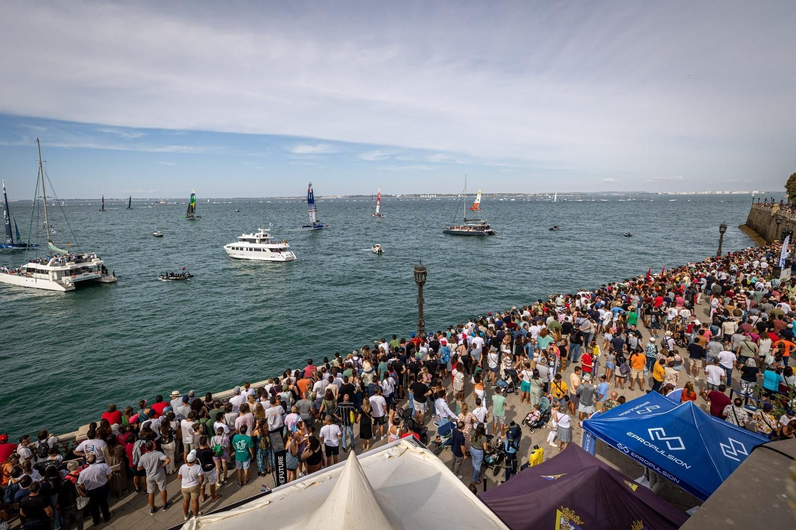 El Paseo de Santa Bárbara abarrotado de público para seguir la prueba SailGP.