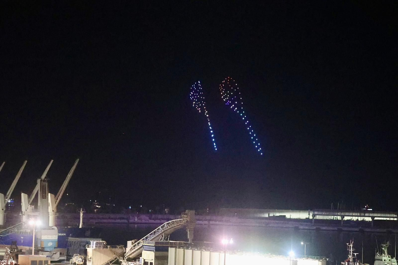 El show de drones y fuegos que da la bienvenida a la Feria de Málaga, en imágenes