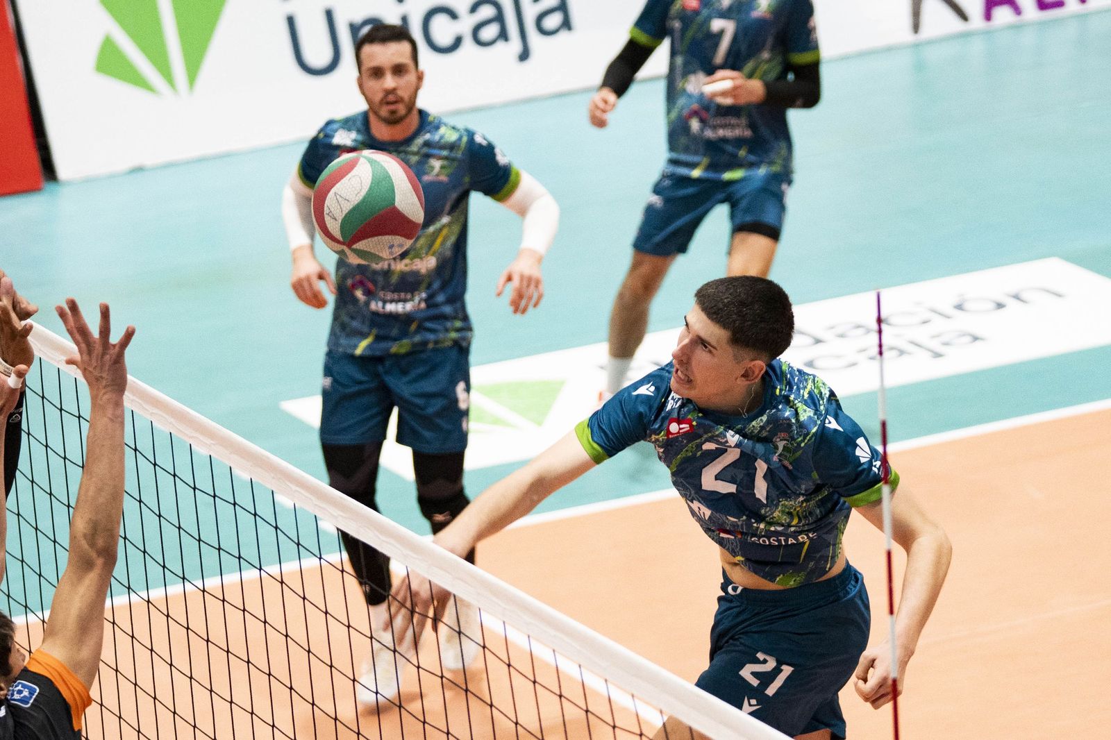 Las imágenes del partido entre Unicaja Costa de Almería y Pamesa Teruel de Superliga de voleibol
