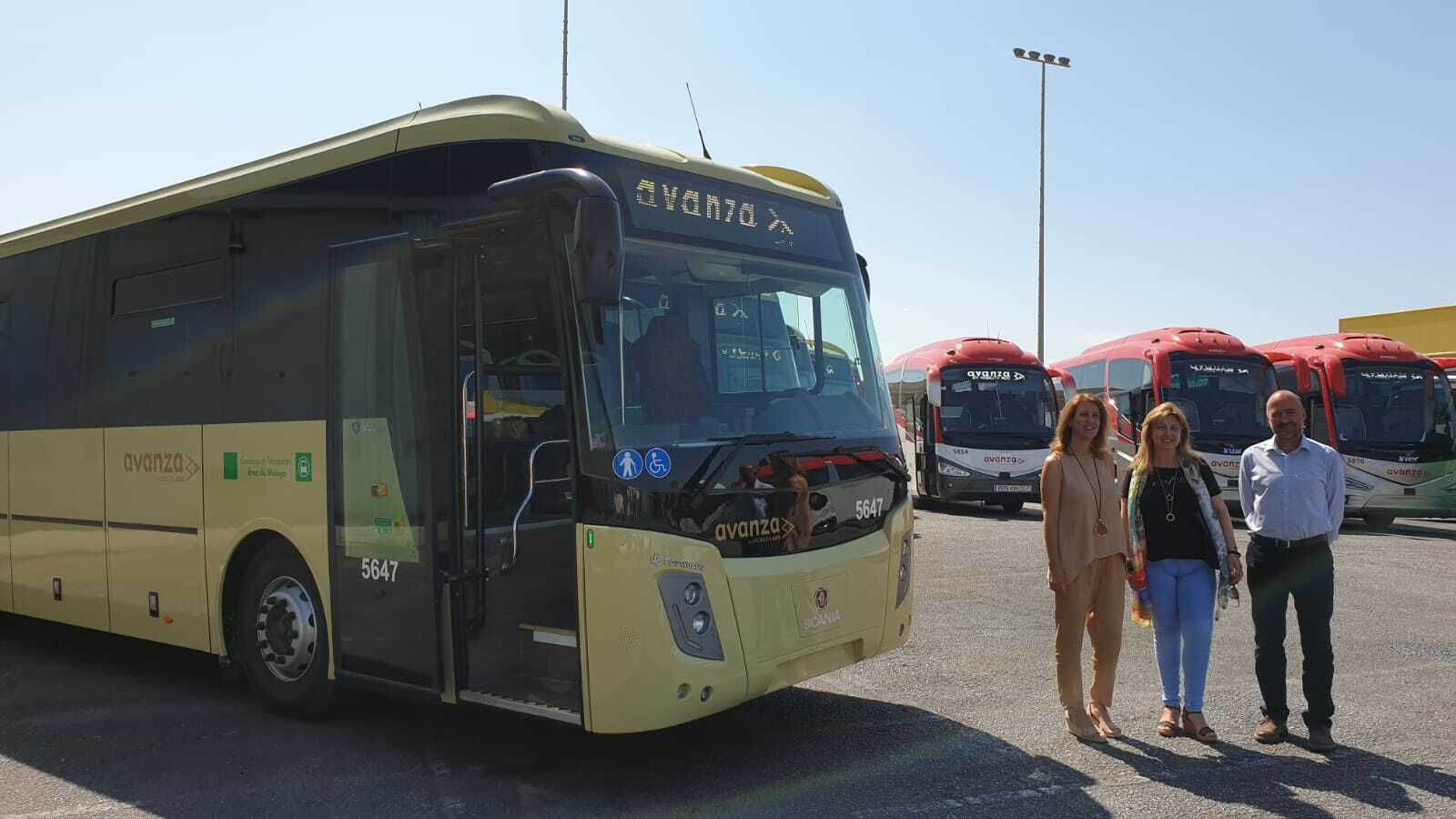 Carmen Casero, Marina García Ponce y Rafael Durán, junto a uno de los nuevos autobuses.