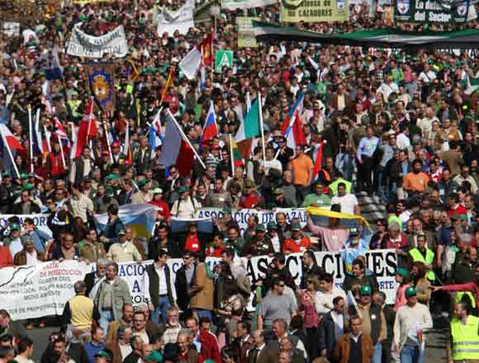 Decenas de miles de cazadores se manifiestan en Madrid