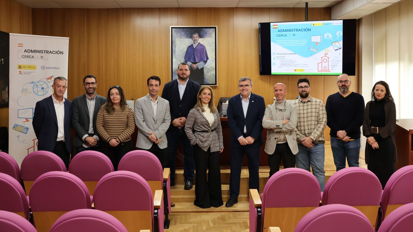 El subdelegado José Antonio Montilla, se ha desplazado a la Facultad de Farmacia para acompañar a los funcionarios del programa