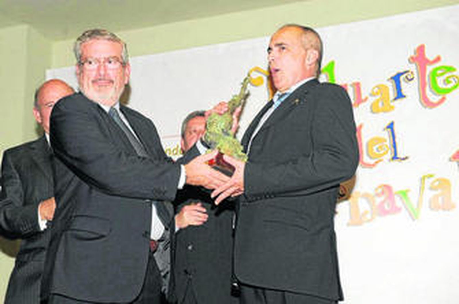 Carlos de Jaureguízar, presidente de Heineken en España, entrega el Baluarte del Carnaval a Luis Ripoll.