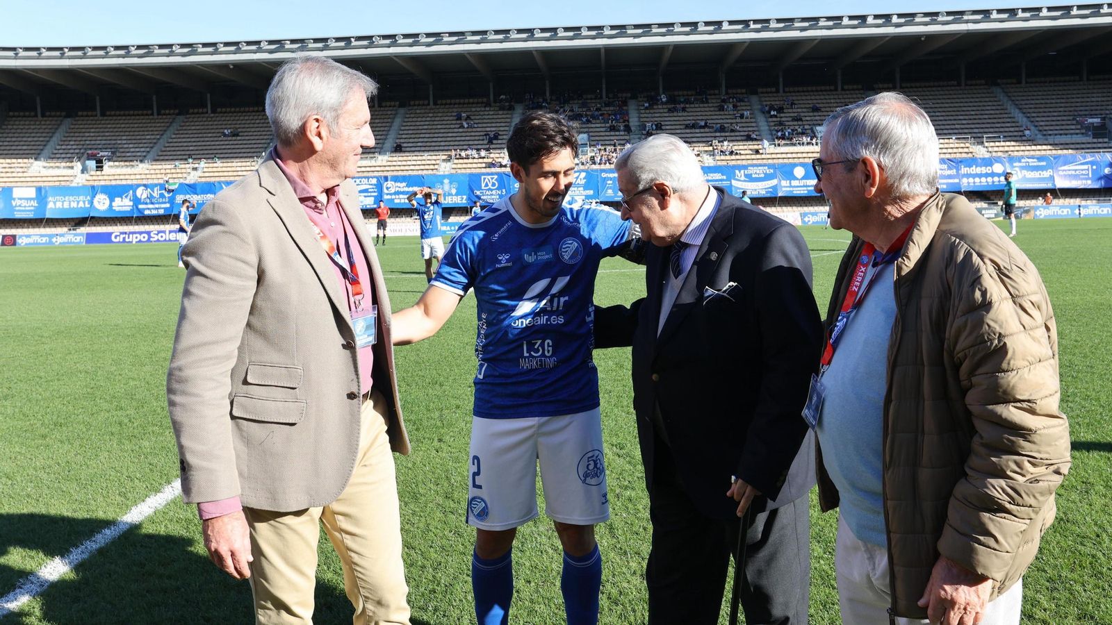José Antonio Pérez-Rendón recibió la insignia de oro y brillantes del club antes del inicio del partido.