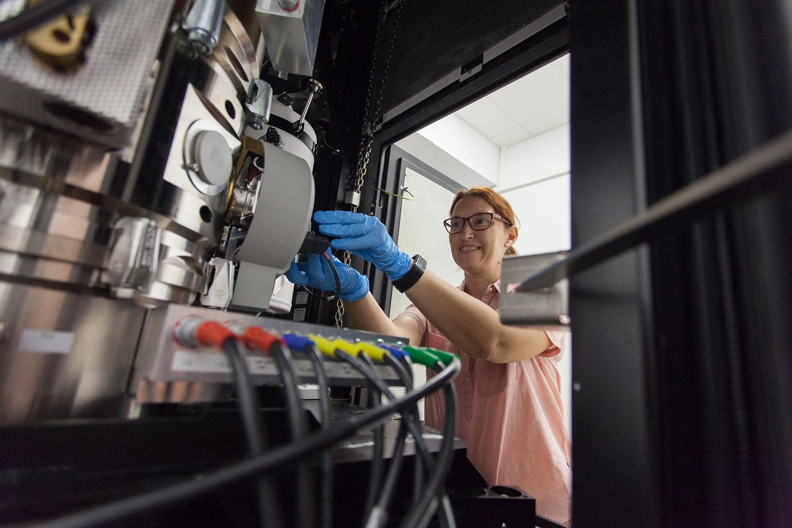 Una investigadora de la UCA manipula uno de los microscopios.