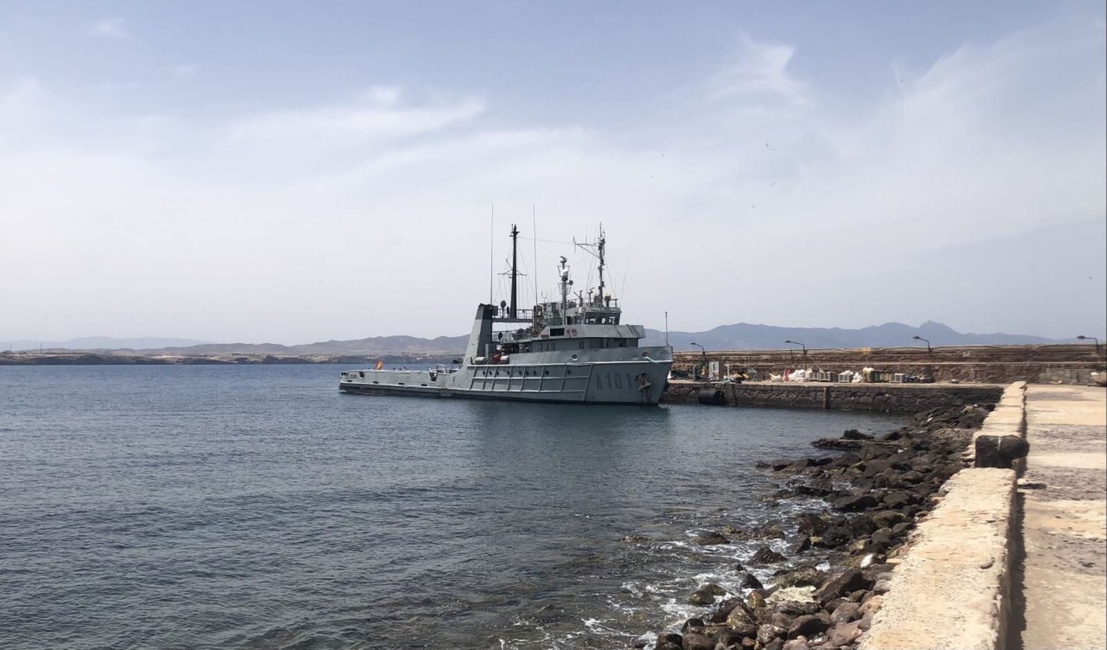 El 'Mar Caribe' atracado en el muelle de Titán.