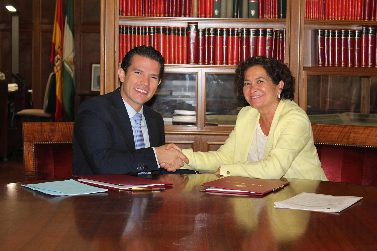 La rectora Pilar Aranda y José Raul Montero de Alba firmaron el acuerdo entre ambas instituciones.