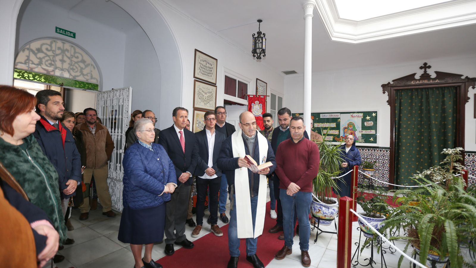 Momento de la bendición de las estancias donde pasarán la Navidad los Reyes Magos en Chiclana.