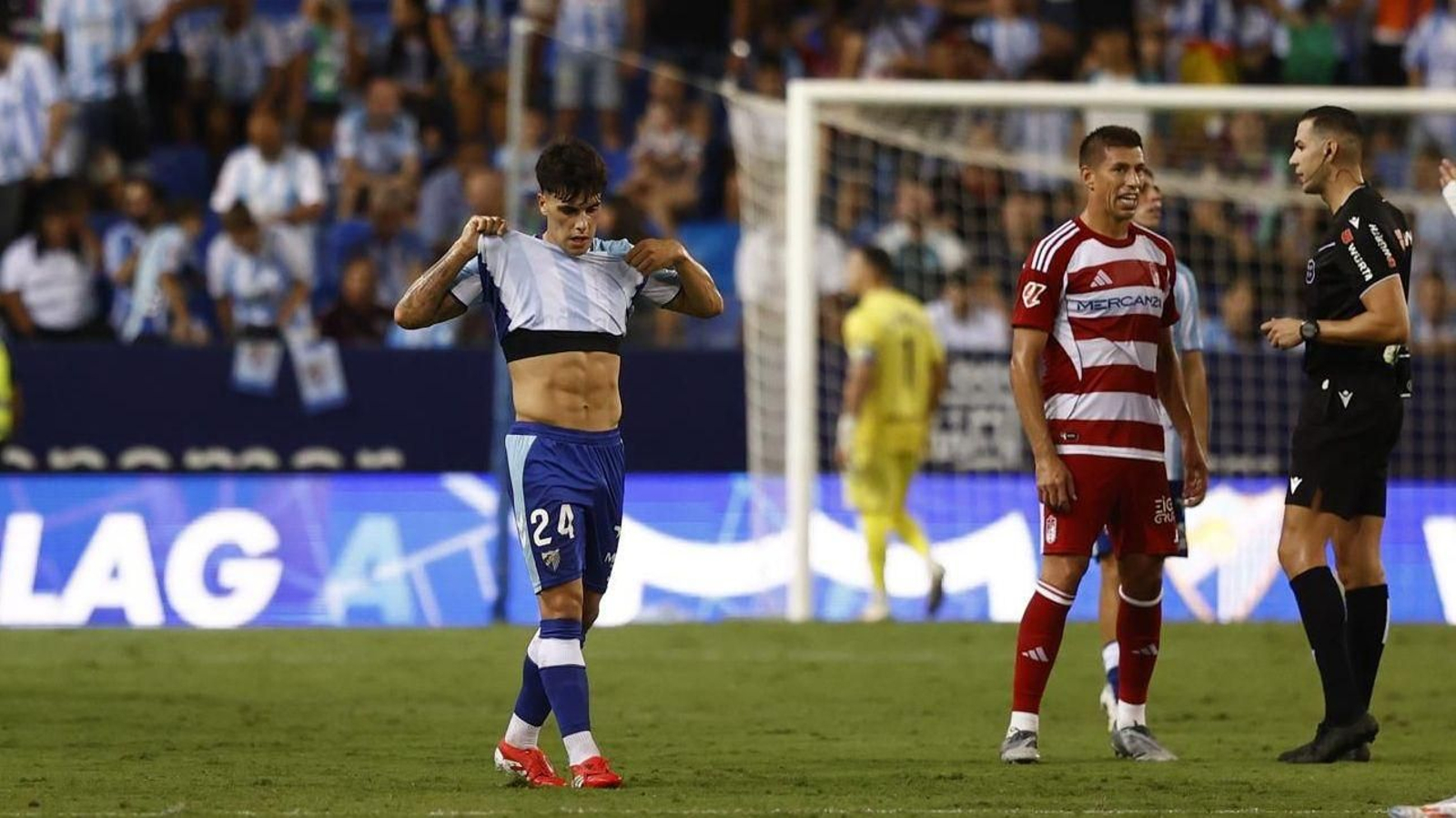 Rubén Alcaraz habla con el árbitro tras el Málaga CF - Granada CF