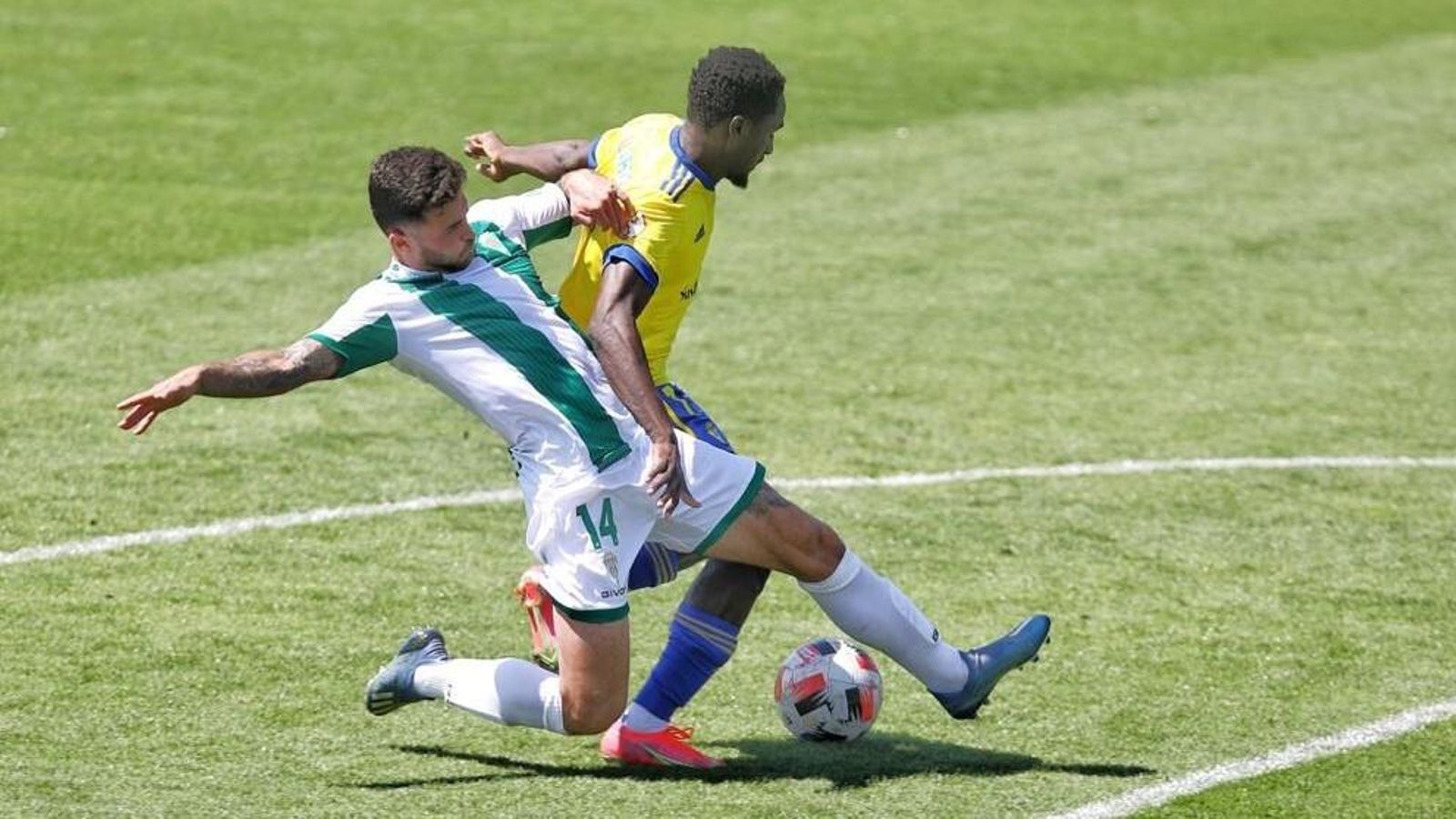 Álex Robles corta una contra de Mady en el último momento.