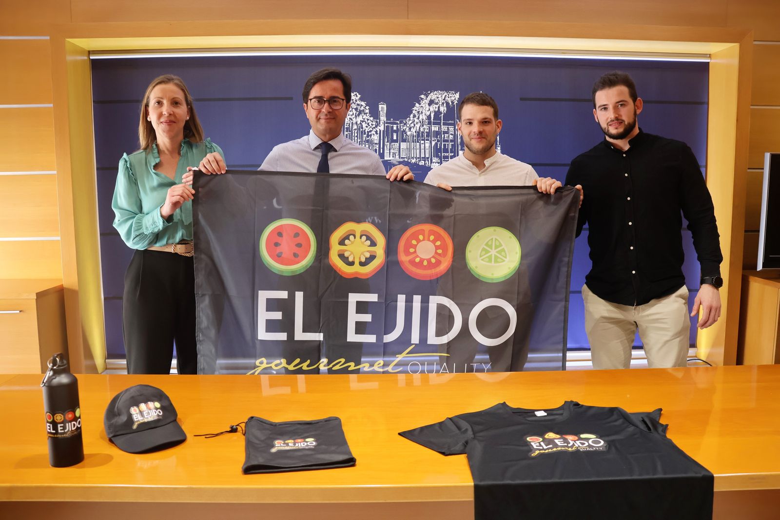 El haltera David Sánchez posa junto al alcalde, la edil de Deportes y el también haltera Manu Sánchez.