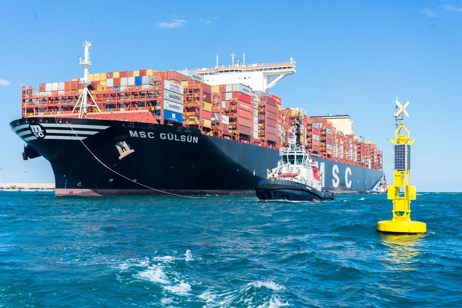 Barco con contenedores saliendo de un puerto