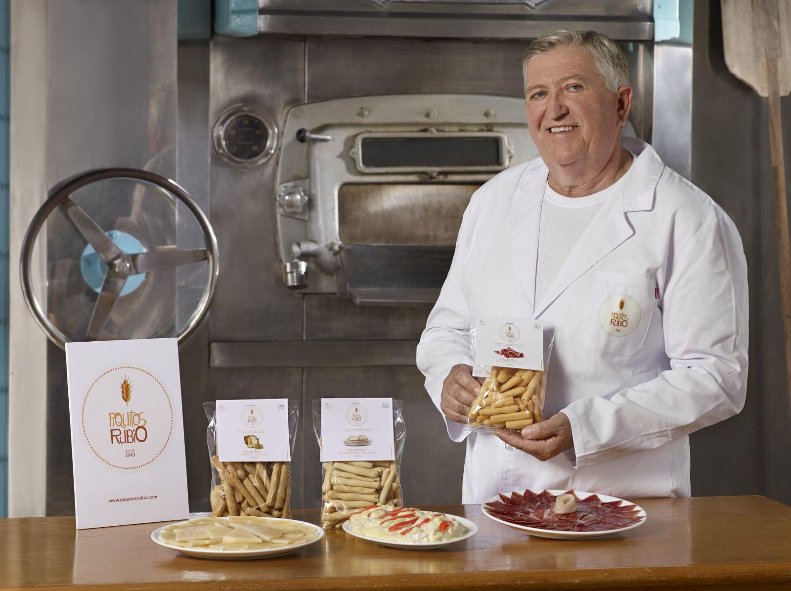José Rubio, fundador de la empresa, muestra los piquitos.