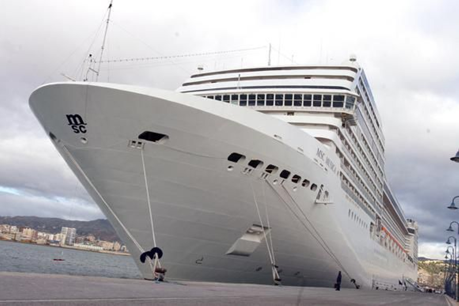 El 'MSC Música' visita por primera vez el puerto de Cádiz