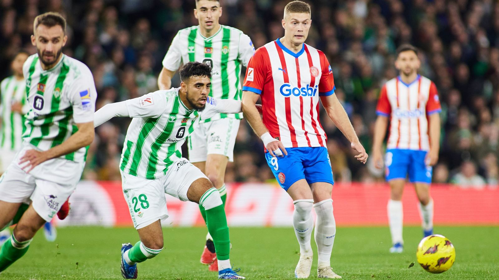 Chadi Riad Pezzella presionan al jugador del Girona Dovbyk.