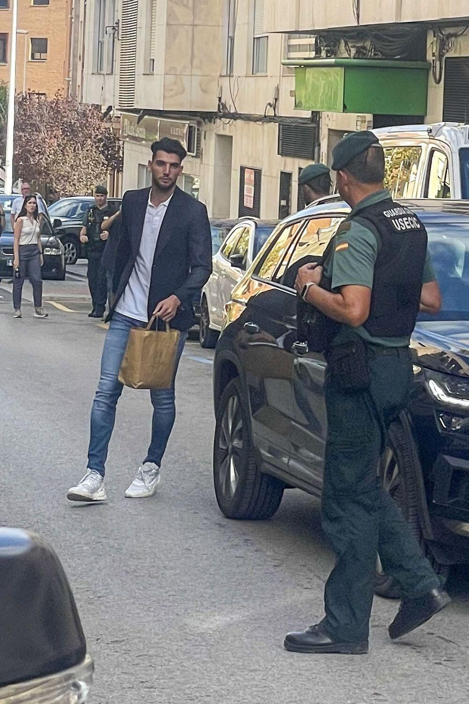 Rafa Mir abandona los juzgados de Llíria acompañado por su padre. Rafa Mir abandona los juzgados de Llíria acompañado por su padre.