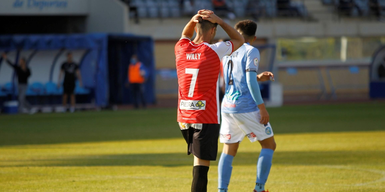 Willy Ledesma se lamenta tras errar una ocasión ante El Ejido.