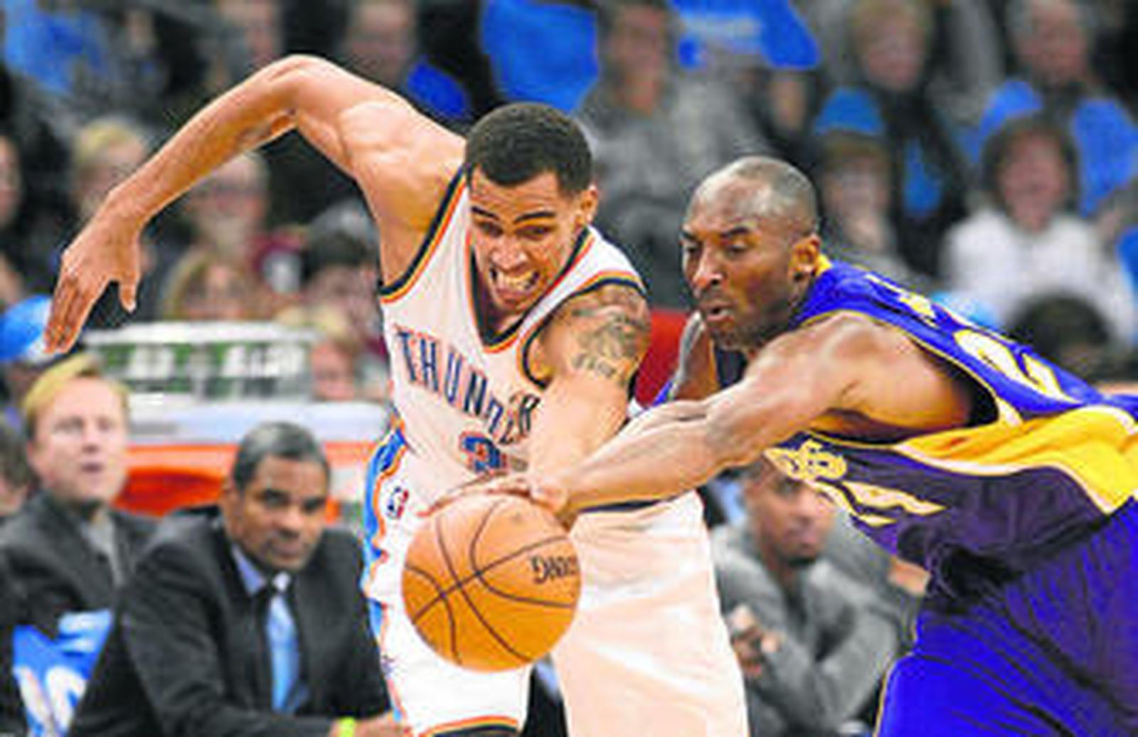 Sefolosha y Bryant lucha por un balón durante el choque entre Lakers y Thunder.