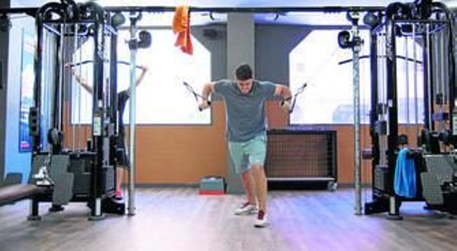 Un cliente hace un ejercicio en el gimnasio de esta cadena situado en el Paseo de Reding.