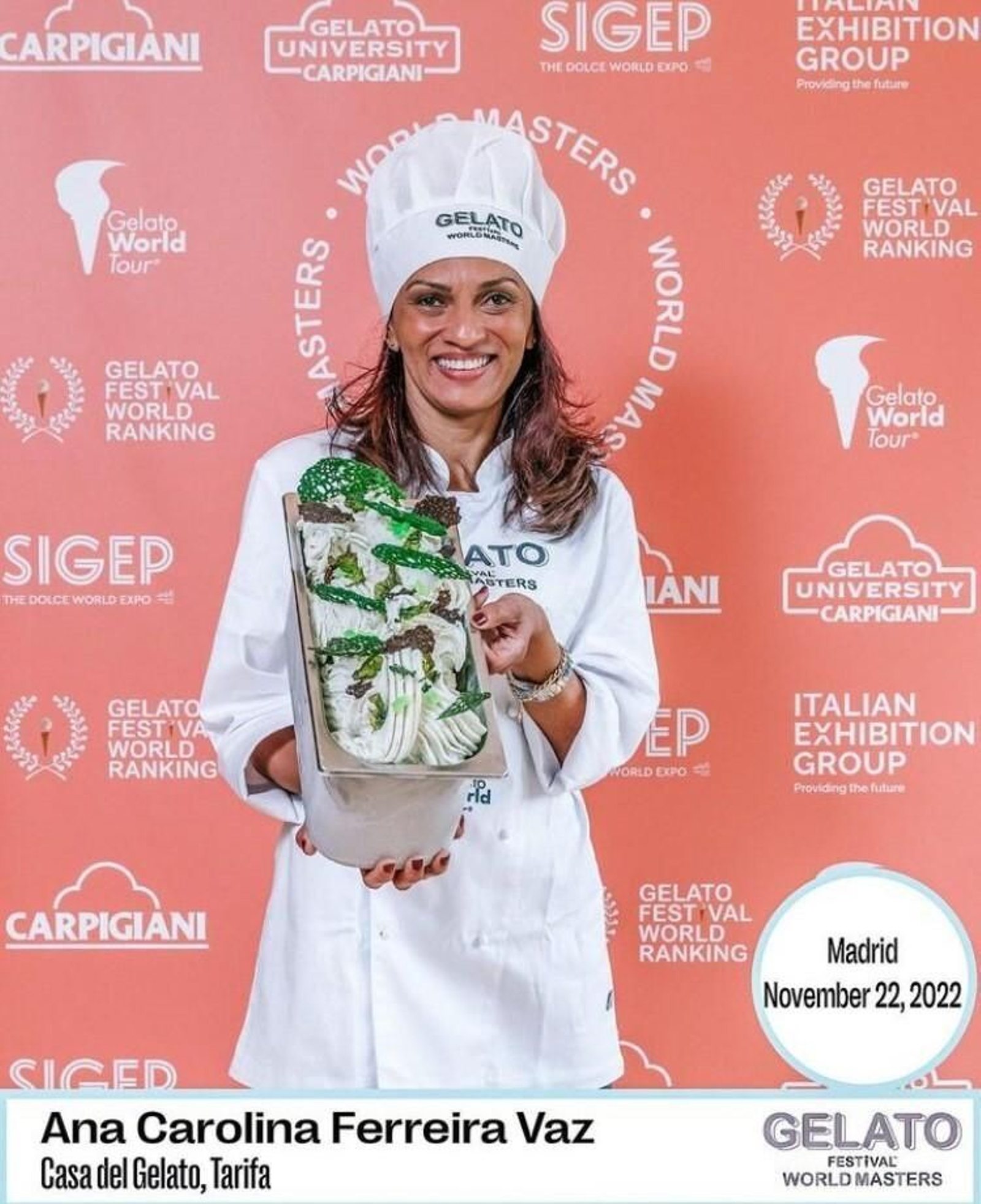 Carolina Ferrreira posando con el helado ganador. Carolina Ferrreira posando con el helado ganador.