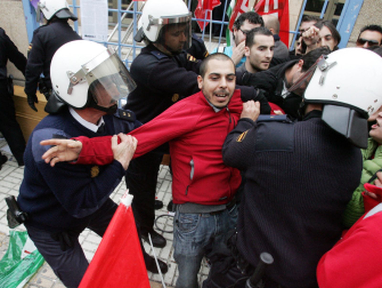 Tensión y nervios en la huelga de 24 horas de la plantilla de Qualytel