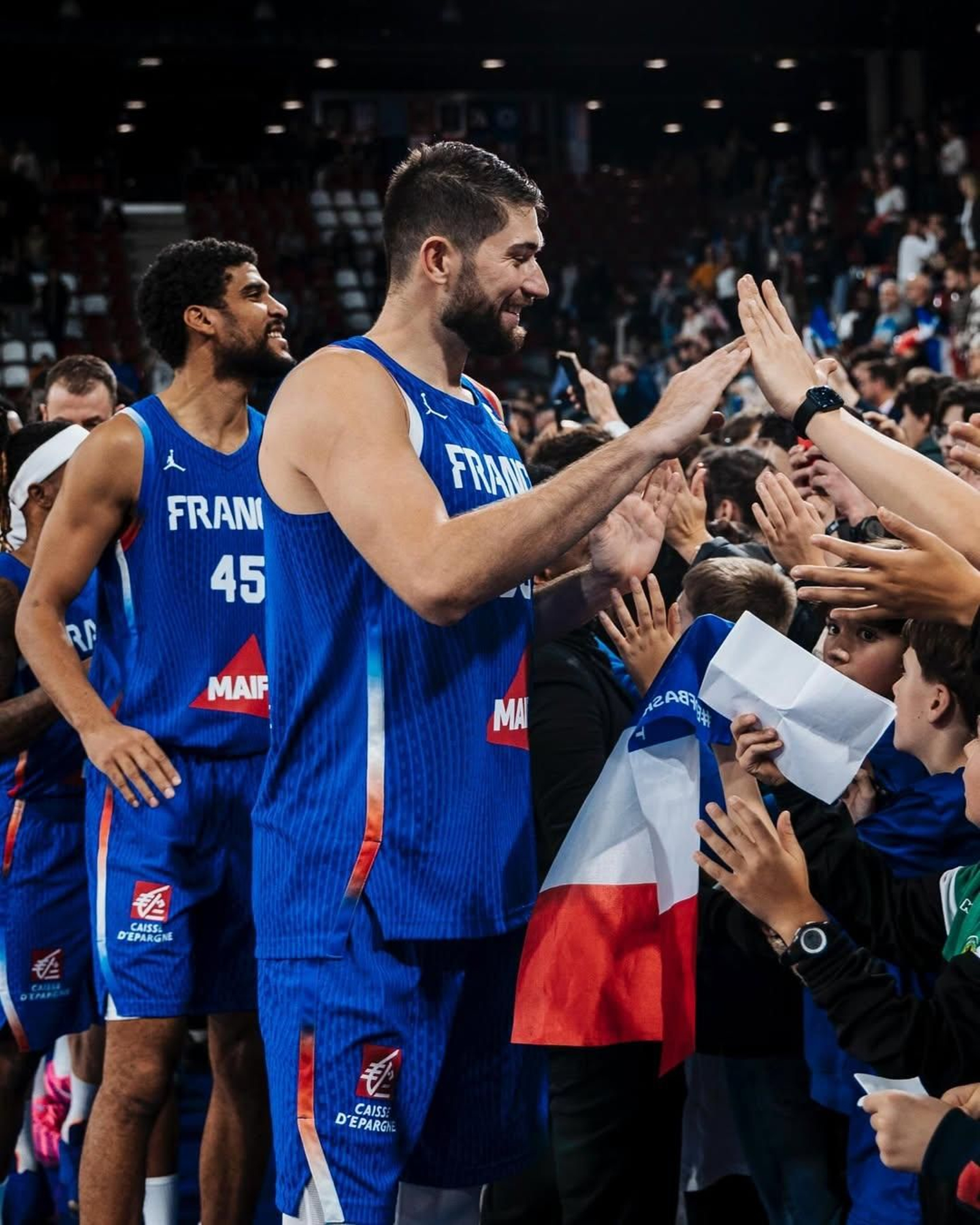 Killian Tillie firma tras el partido.