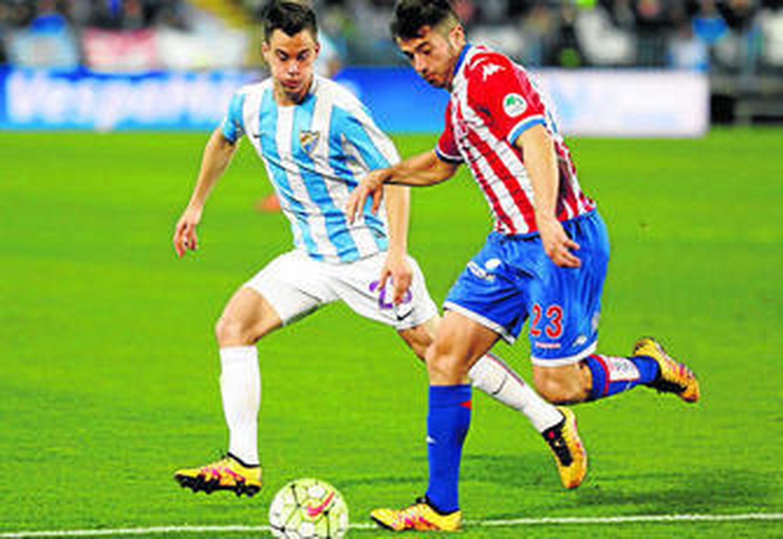 Juanpi presiona a Jony durante el encuentro.