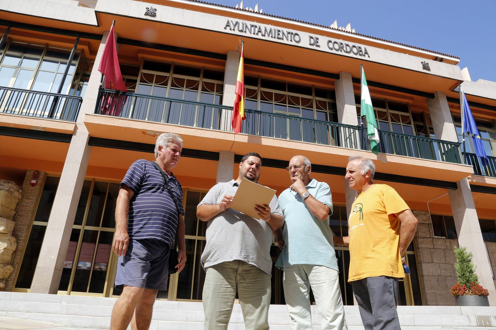Rafael Salazar y otros parcelistas en la puerta del Ayuntamiento
