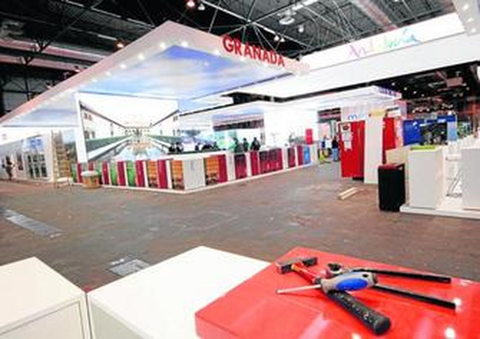 Todavía ayer se daban los últimos retoques a los expositores en Ifema.