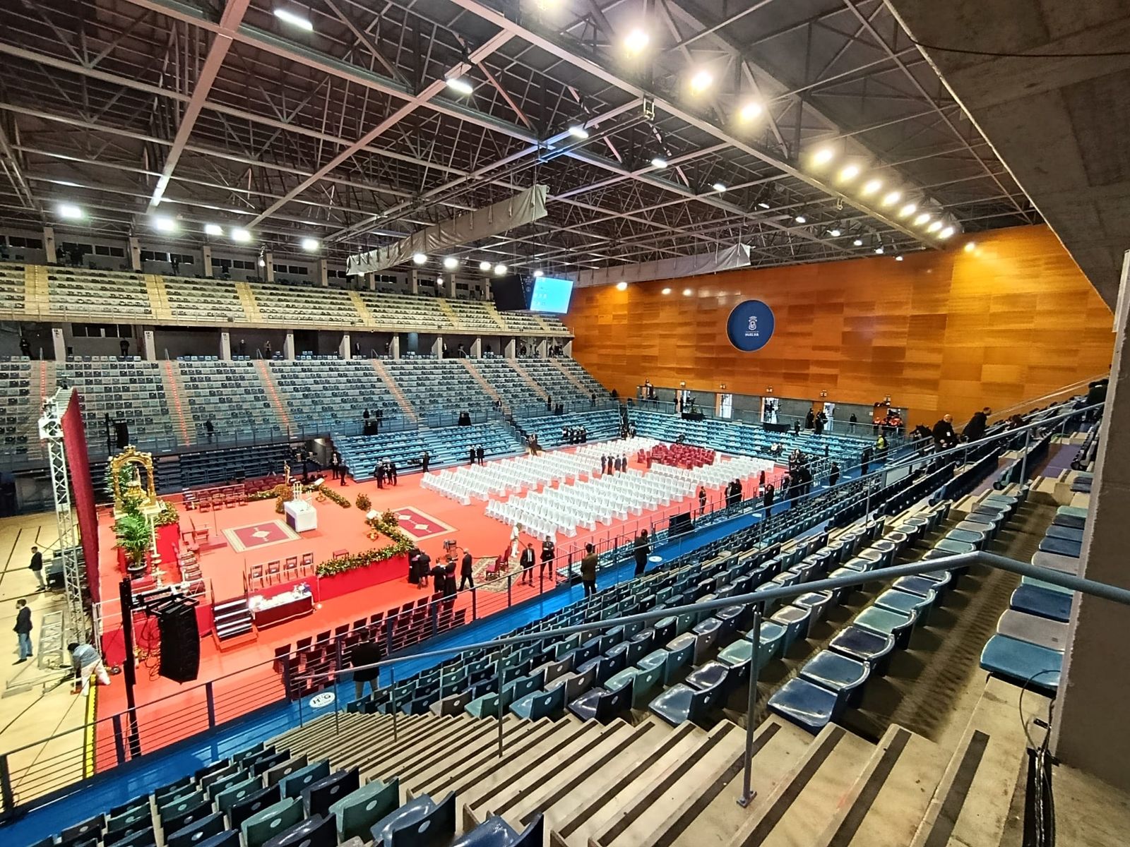 Cierran las puertas del Carolina Marín: fotos del ambiente previo a la Misa funeral en Huelva