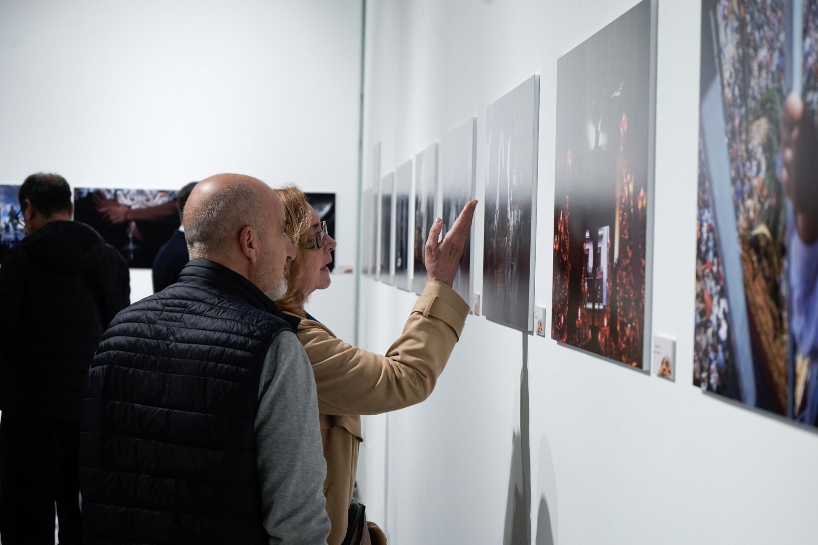 Imágenes de la inauguración de exposición fotográfica 'Luz de Cuaresma', en la Sala El Comercial de la Fundación Cajasol