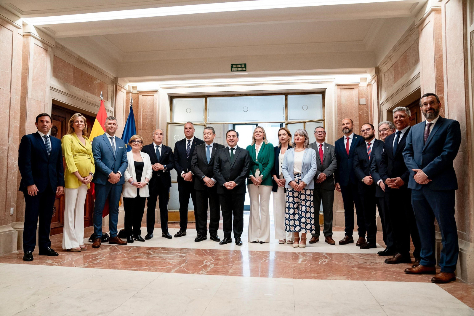 El ministro de Exteriores, José Manuel Albares, con las autoridades del Campo de Gibraltar y la Junta. El ministro de Exteriores, José Manuel Albares, con las autoridades del Campo de Gibraltar y la Junta.