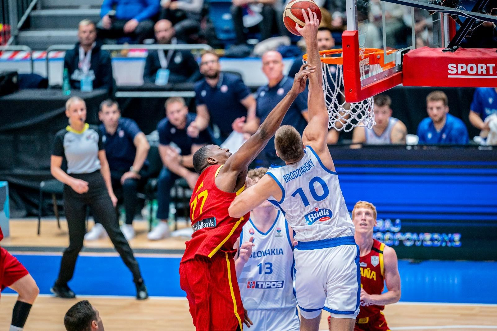 Milagro de España en la locura de Eslovaquia con buena participación de los cajistas