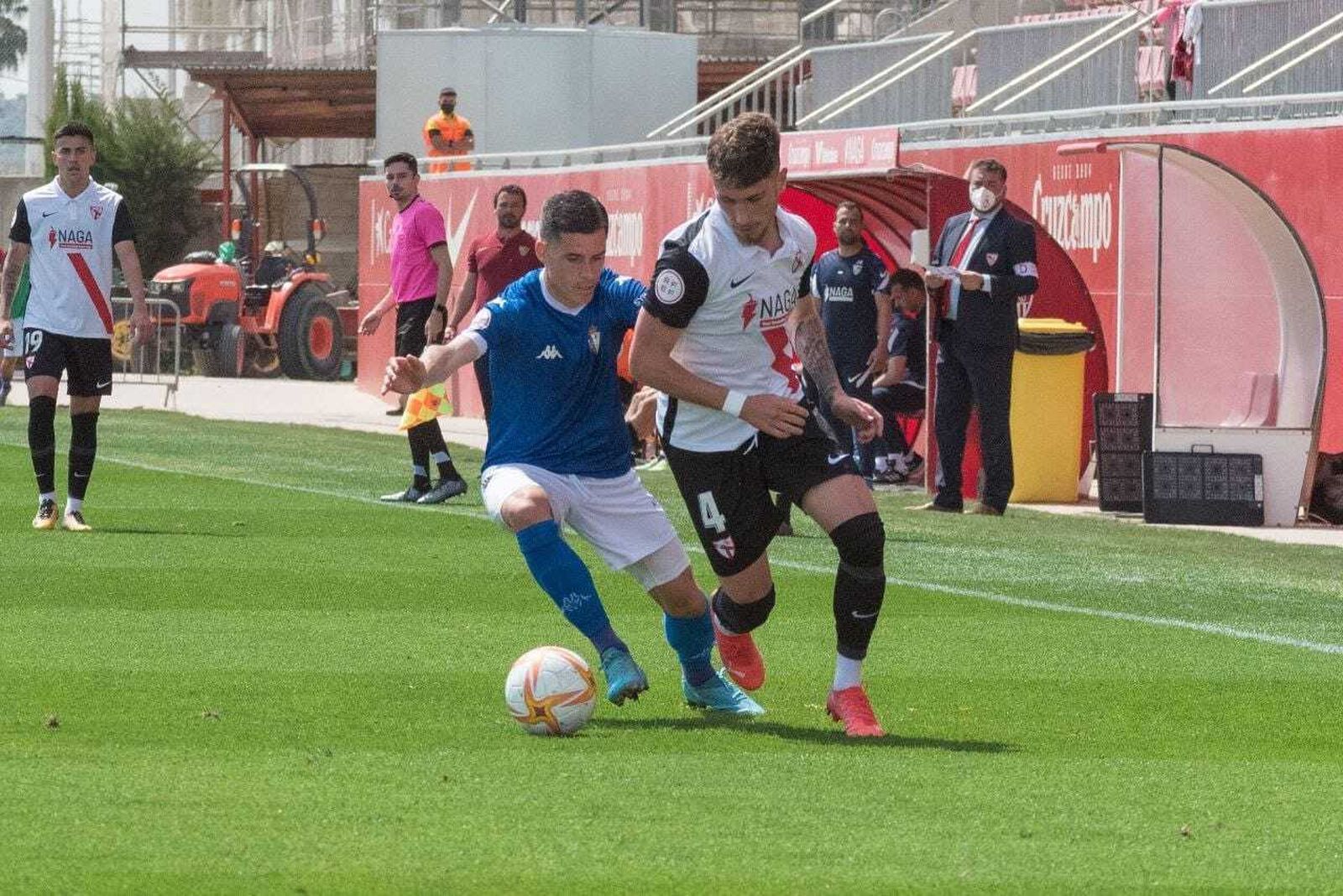 Juanmi callejón disputa una pelota con Jose Ángel.