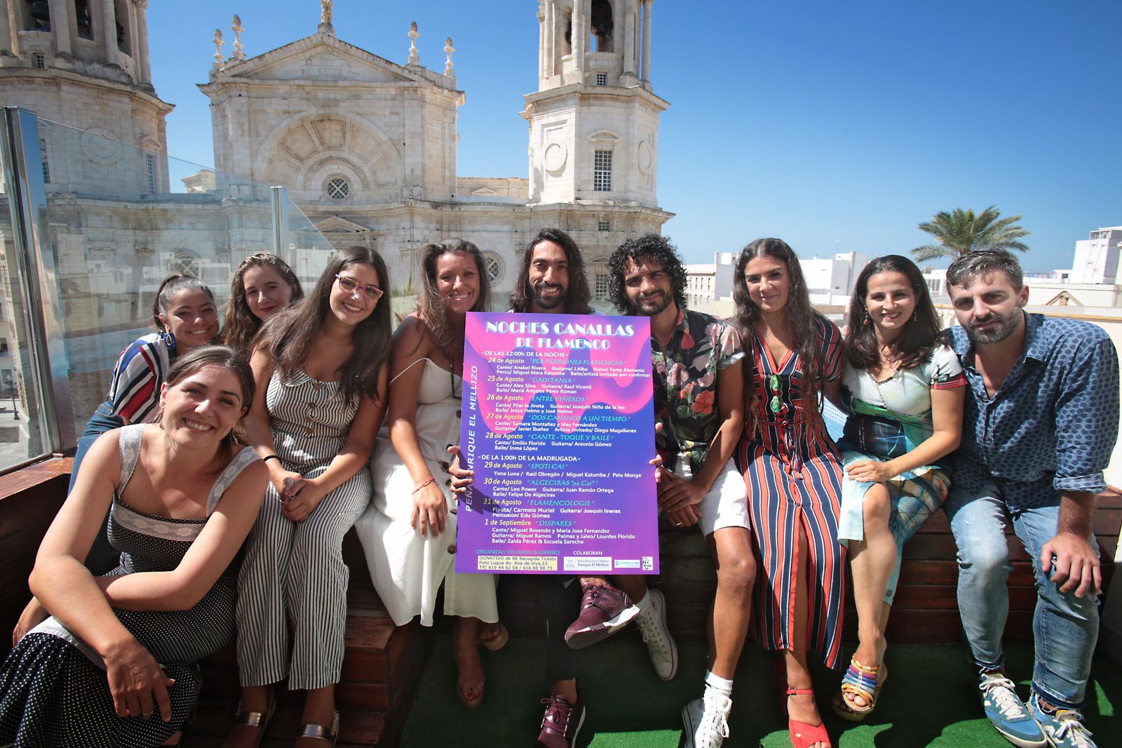 Eduardo Guerrero (centro) con Carolina González, responsable del Centro Municipal de Arte Flamenco La Merced, y algunos de los artistas de la cita.