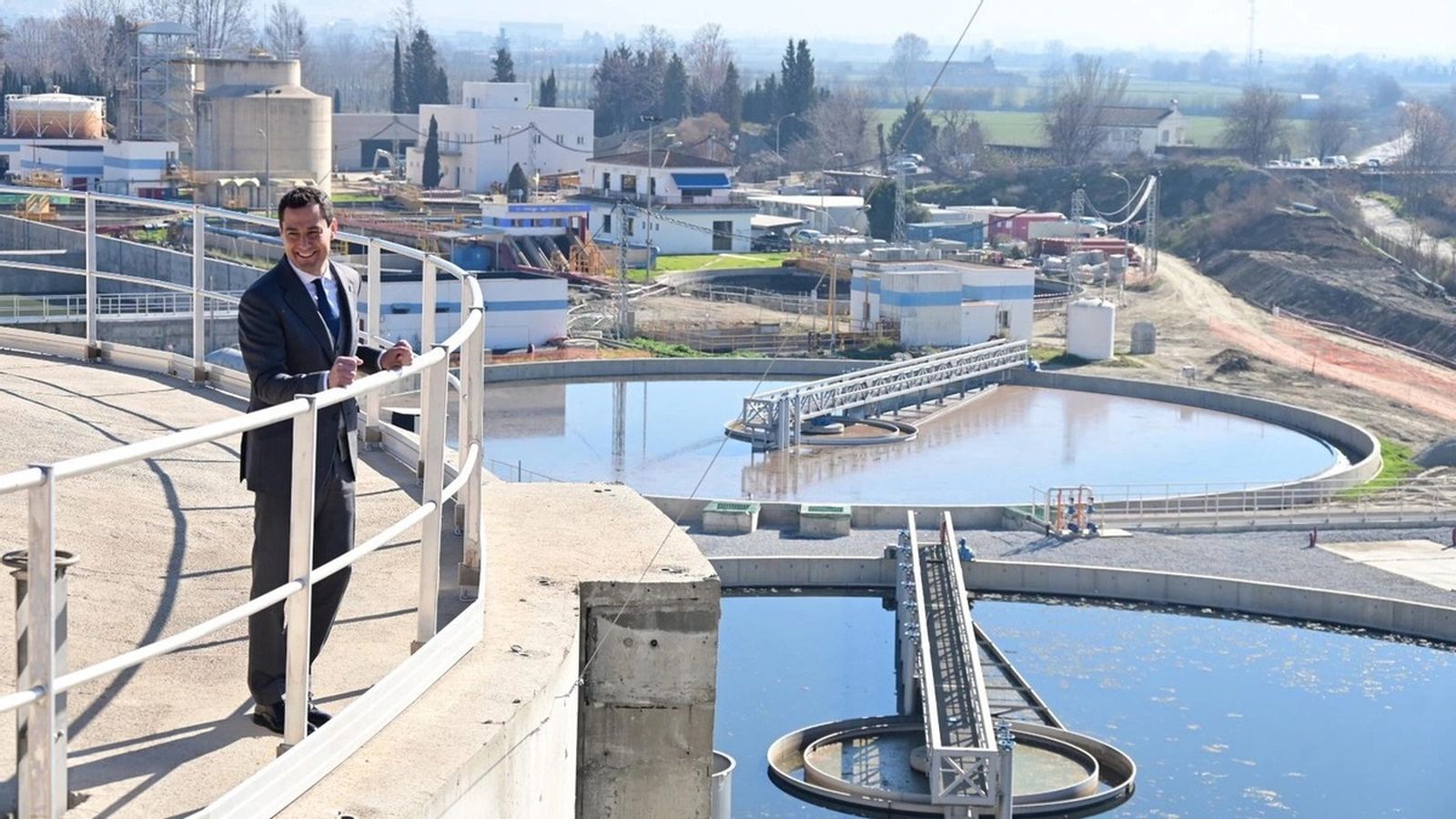 El presidente andaluz en una visita a una estación depuradora de aguas residuales.