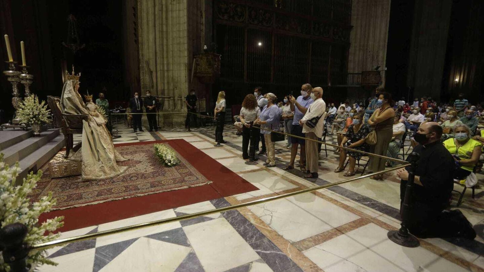 Los devotos, de madrugada, ante la Virgen.