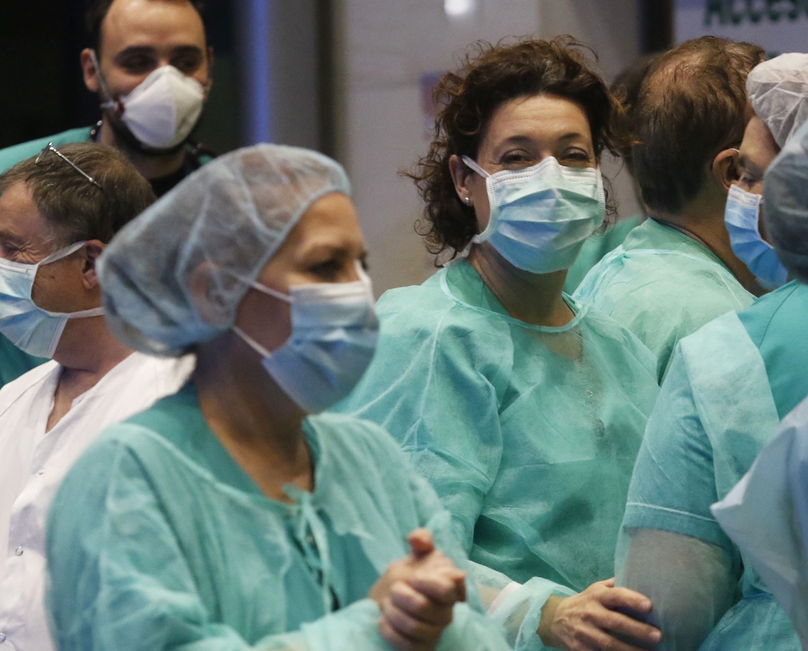 Profesionales del Reina Sofía durante uno de los aplausos sanitarios.