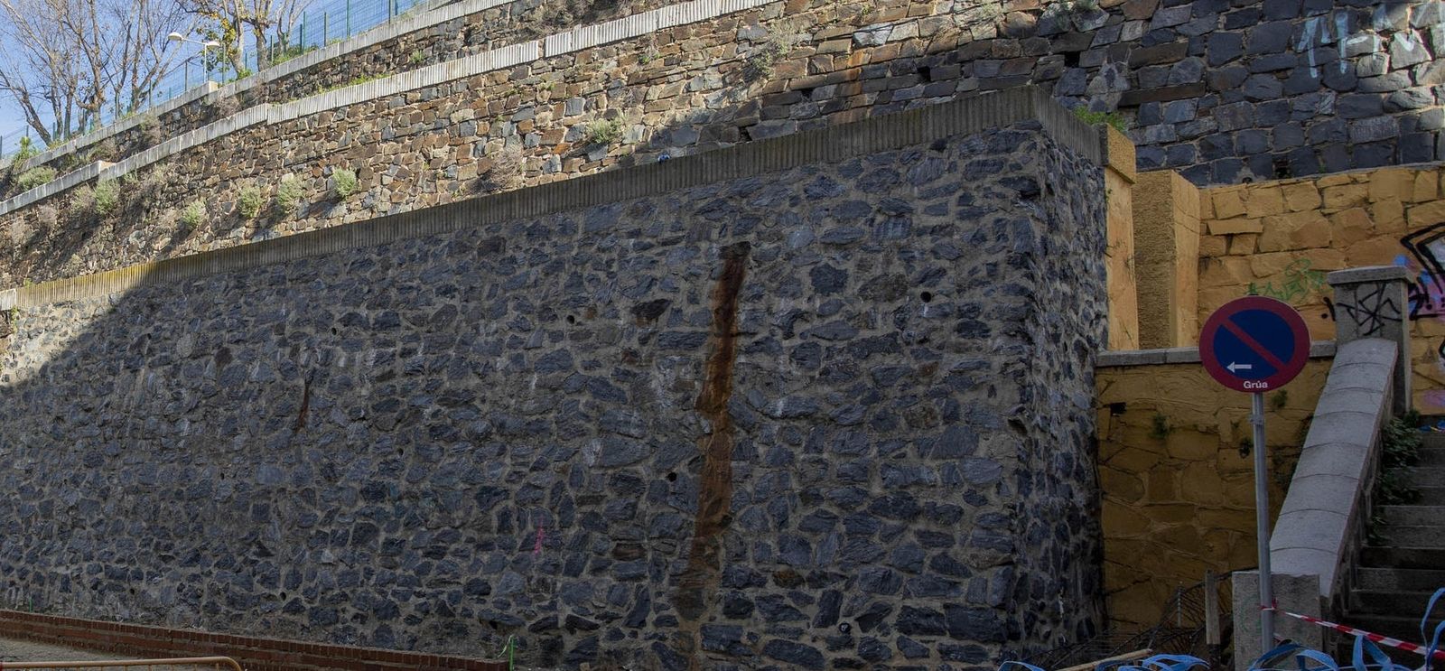 Escaleras traseras del Parque de la Esperanza.
