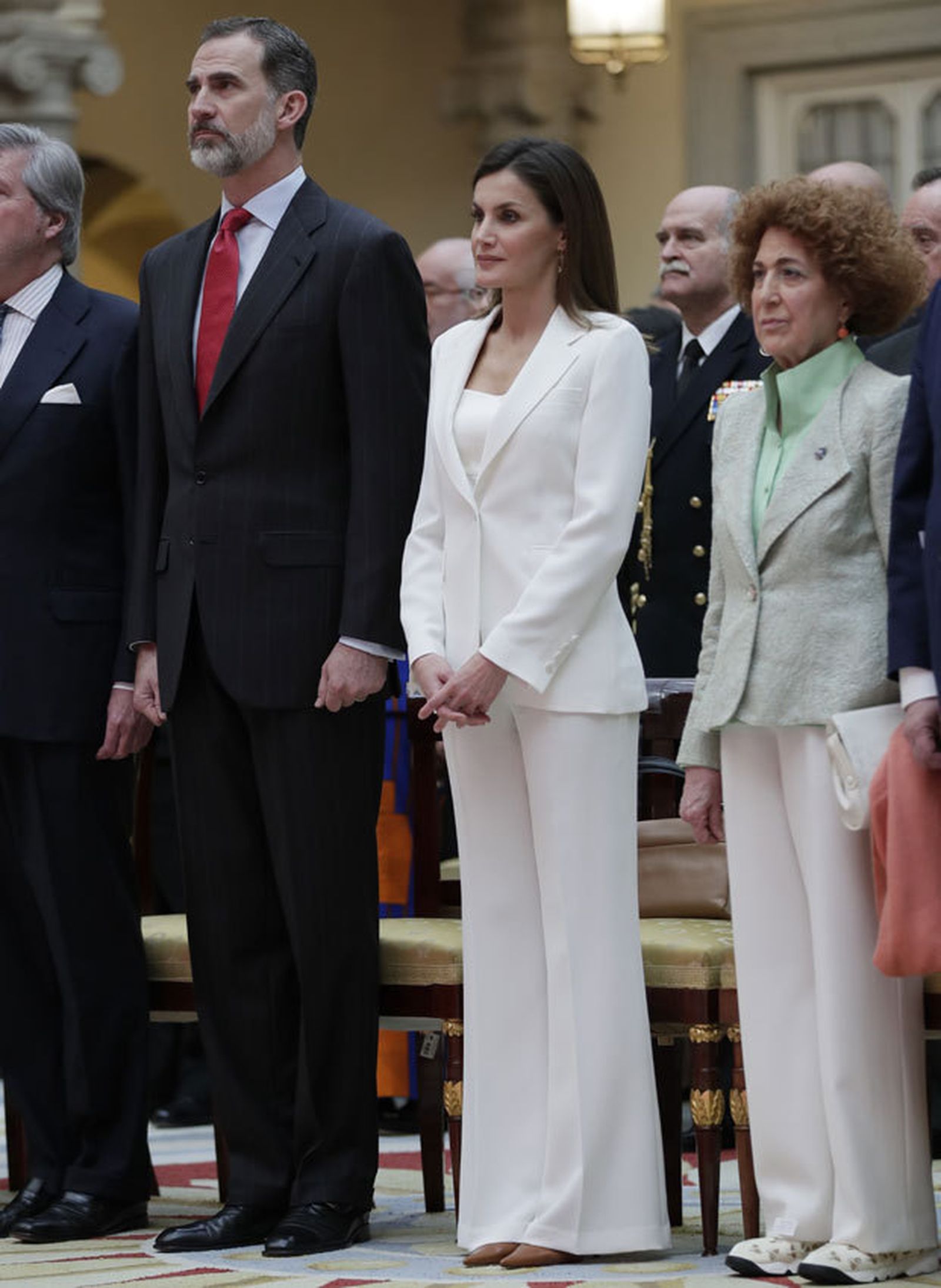 Los Reyes en el acto de ayer (i), y en su pedida de mano en 2003.