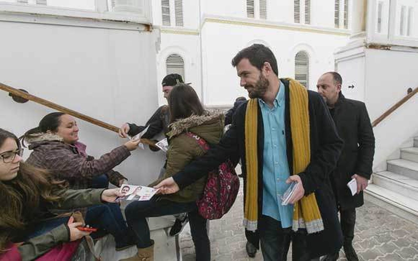 Eduardo Garzón reparte propaganda electoral en Cádiz. /Lourdes de Vicente
