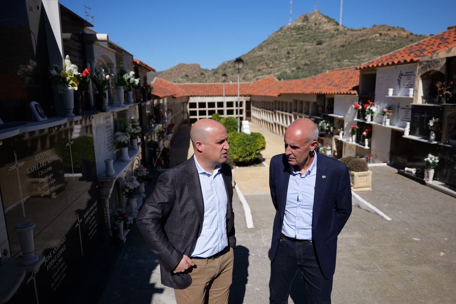 El presidente de Diputación y el alcalde de Albanchez en el cementerio.