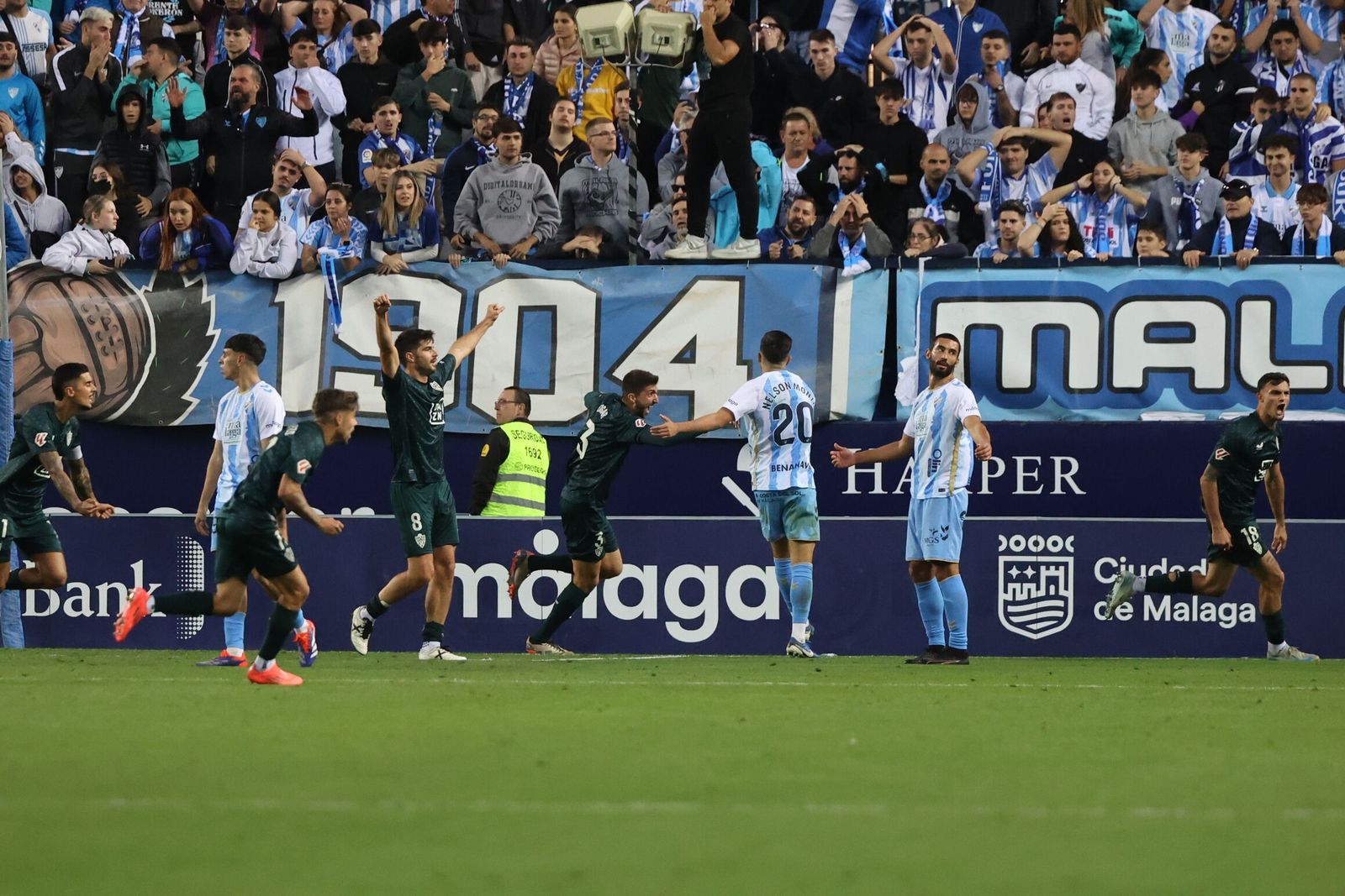Los almerienses celebran el tanto del empate en el tiempo de descuento en su encuentro frente al Málaga en La Rosaleda.