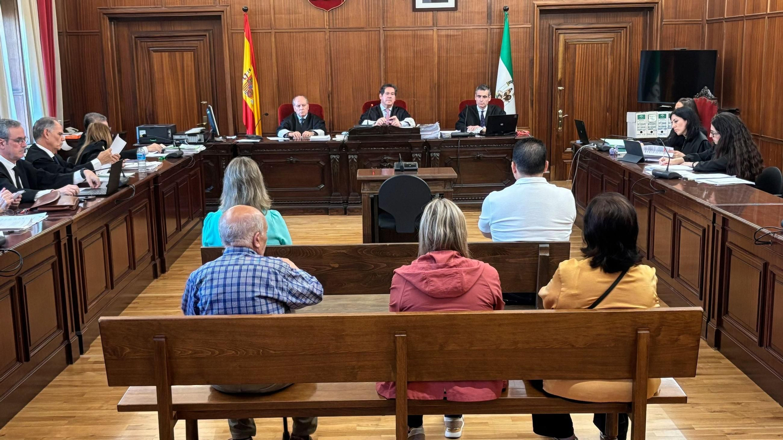 Los acusados en el caso del ERE de Río Grande y, al fondo, el tribunal de la Sección Primera.