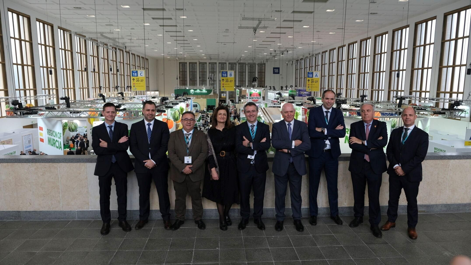 Eduardo Baamonde, presidente de Cajamar, acompañado de una delegación del consejo rector y de directivos, en la tradicional fotografía ante el pabellón de Andalucía y la Región de Murcia en Fruit Logistica.